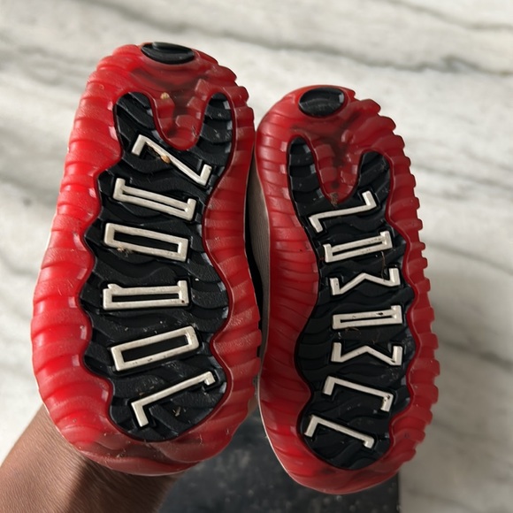 Jordan 4 Retro - Picture 2 of 4